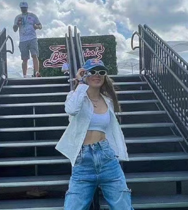 谷爱凌全家都在法国!低调在路边吃饭,她穿休闲装被偶遇表情搞笑休闲区蓝鸢梦想 - Www.slyday.coM 谷爱凌全家都在法国!低调在路边吃饭,她穿休闲装被偶遇表情搞笑休闲区蓝鸢梦想 - Www.slyday.coM