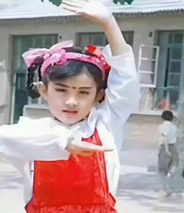 明星罕见童年照：赵丽颖年代感十足，沈腾憨萌可爱，林志玲反差大休闲区蓝鸢梦想 - Www.slyday.coM