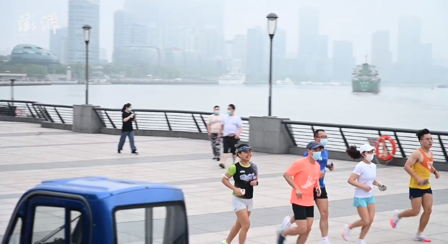 上海是重启首日，外滩已经有人晨练，人潮涌动的上海回来了休闲区蓝鸢梦想 - Www.slyday.coM