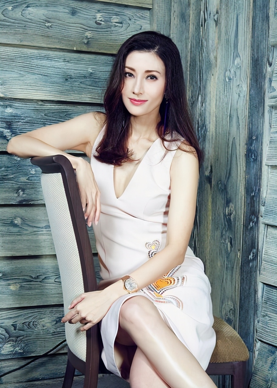 50岁的港姐女神李嘉欣搭配银粉套装很减龄a4腰才是亮点