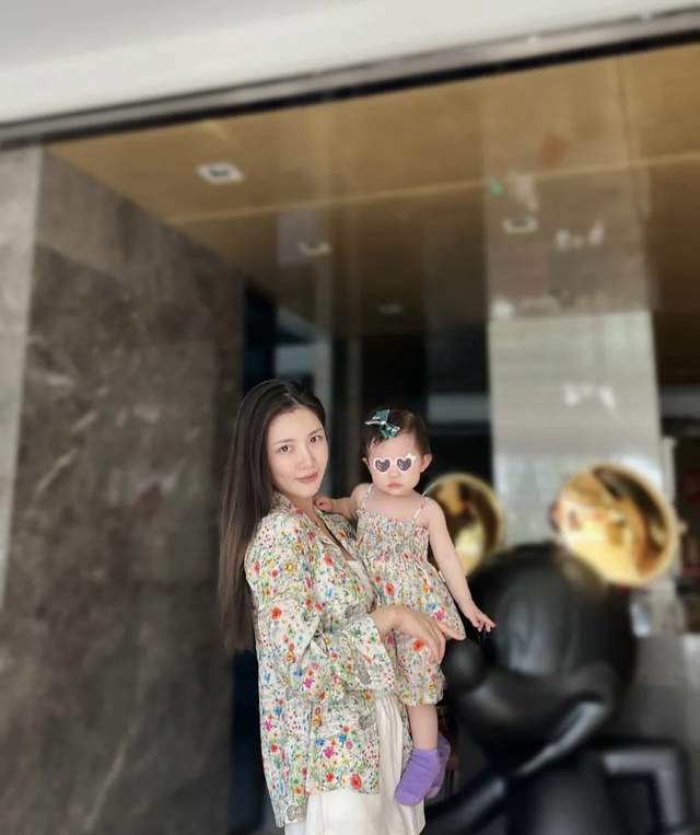 杜淳老婆王灿社媒晒儿童节打卡视频抱孩子穿母女装笑容很温暖