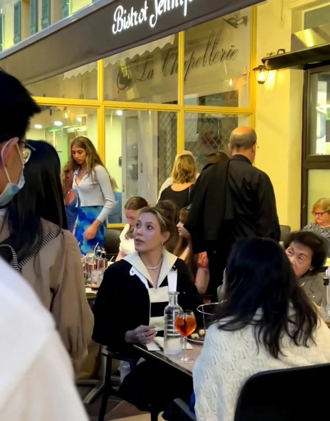 谷爱凌全家都在法国!低调在路边吃饭,她穿休闲装被偶遇表情搞笑休闲区蓝鸢梦想 - Www.slyday.coM 谷爱凌全家都在法国!低调在路边吃饭,她穿休闲装被偶遇表情搞笑休闲区蓝鸢梦想 - Www.slyday.coM