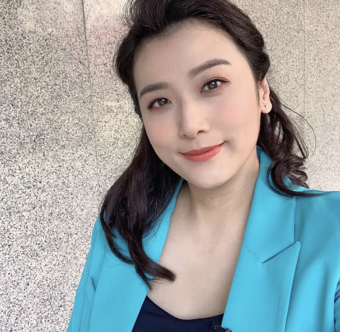 TVB绿叶自曝儿子在国外确诊，遗憾无法前往照顾，镜头前感触落泪休闲区蓝鸢梦想 - Www.slyday.coM