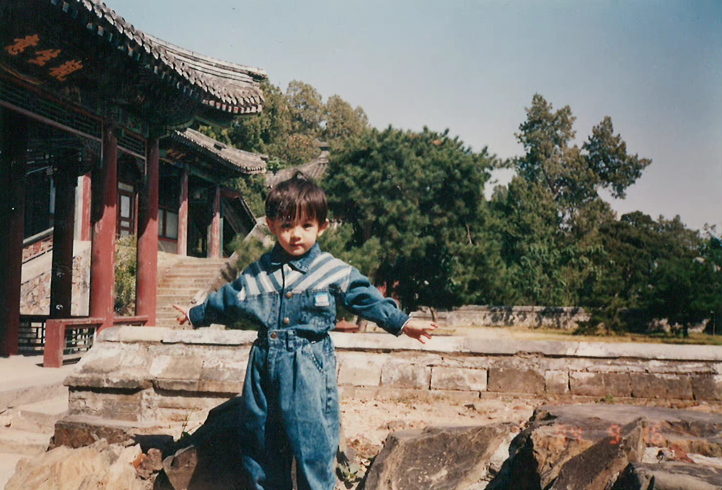 迪丽热巴分享儿童节童年照毛线帽这两张太太太可爱了