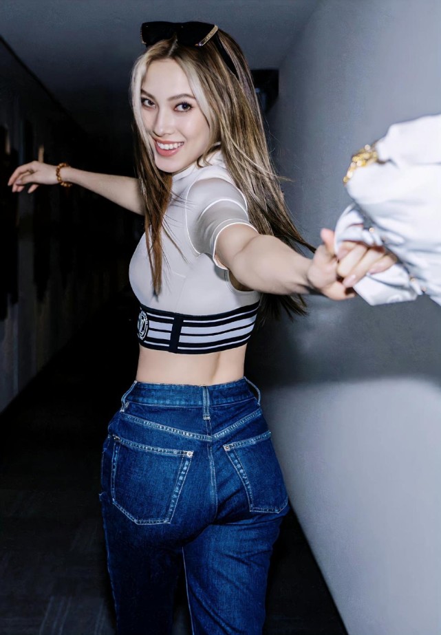 谷爱凌全家都在法国!低调在路边吃饭,她穿休闲装被偶遇表情搞笑休闲区蓝鸢梦想 - Www.slyday.coM 谷爱凌全家都在法国!低调在路边吃饭,她穿休闲装被偶遇表情搞笑休闲区蓝鸢梦想 - Www.slyday.coM