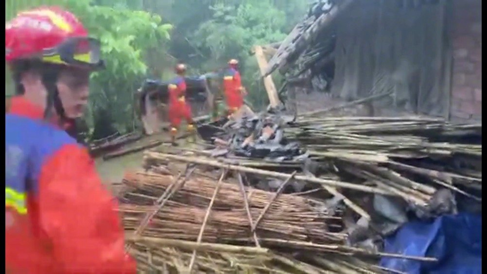 直击四川芦山地震搜救现场