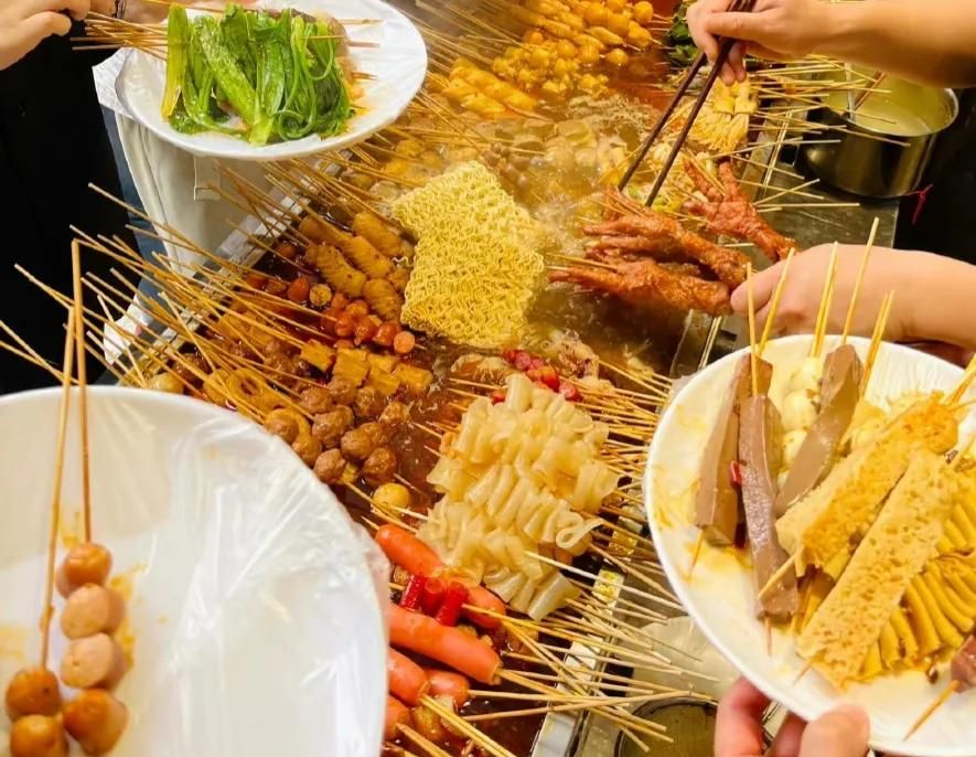 街边涮串,加麻酱加蒜汁加辣椒,满满一大盘,太过瘾了__财经头条