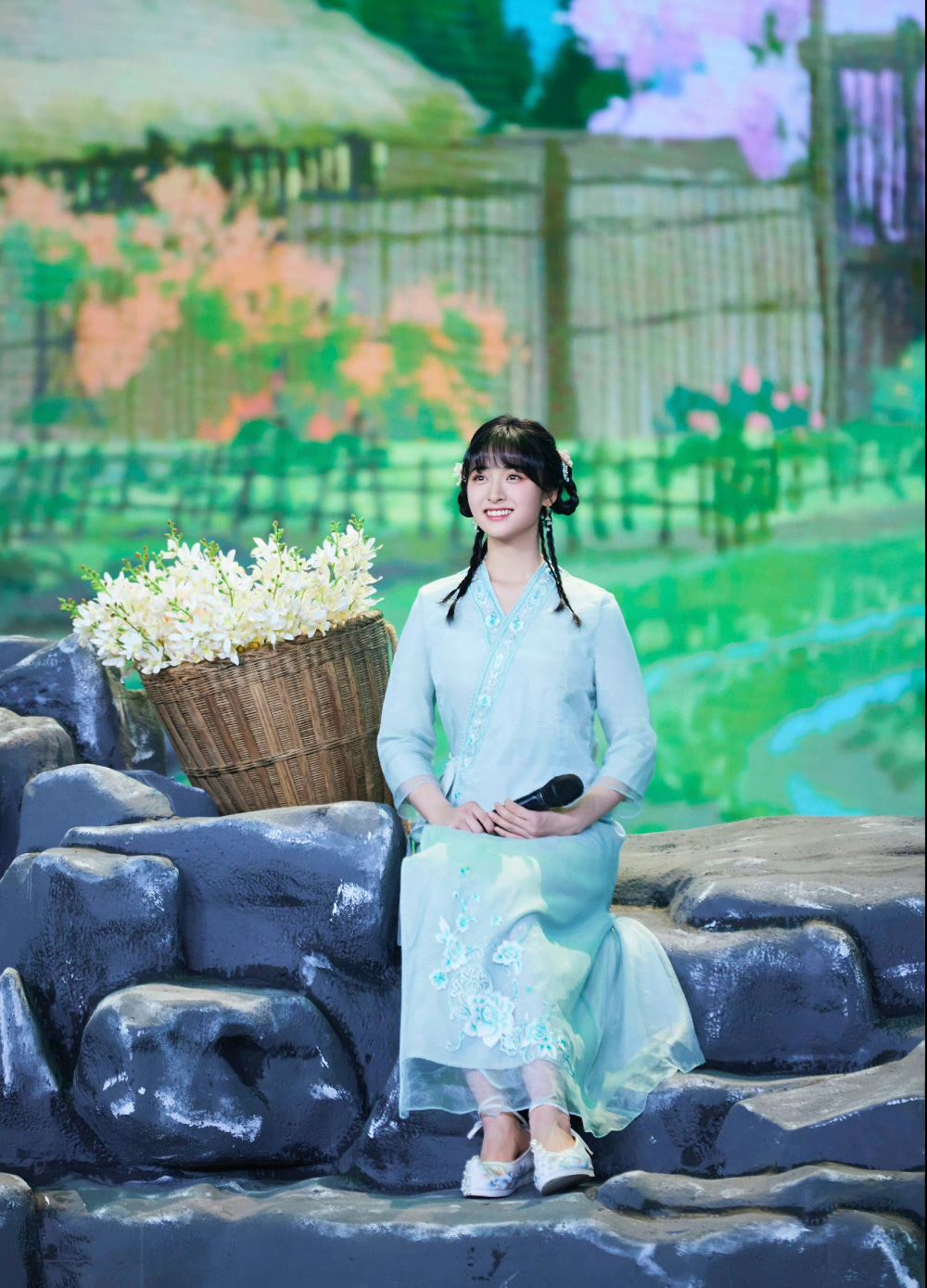 沈月罕见登央视穿中国风终于没有粗腿尺码太大显腰粗变五五分