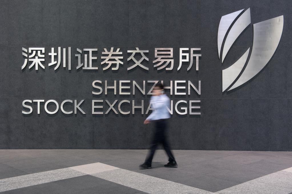 图为一名工作人员走过深圳证券交易所的大堂。新华社记者 毛思倩 摄