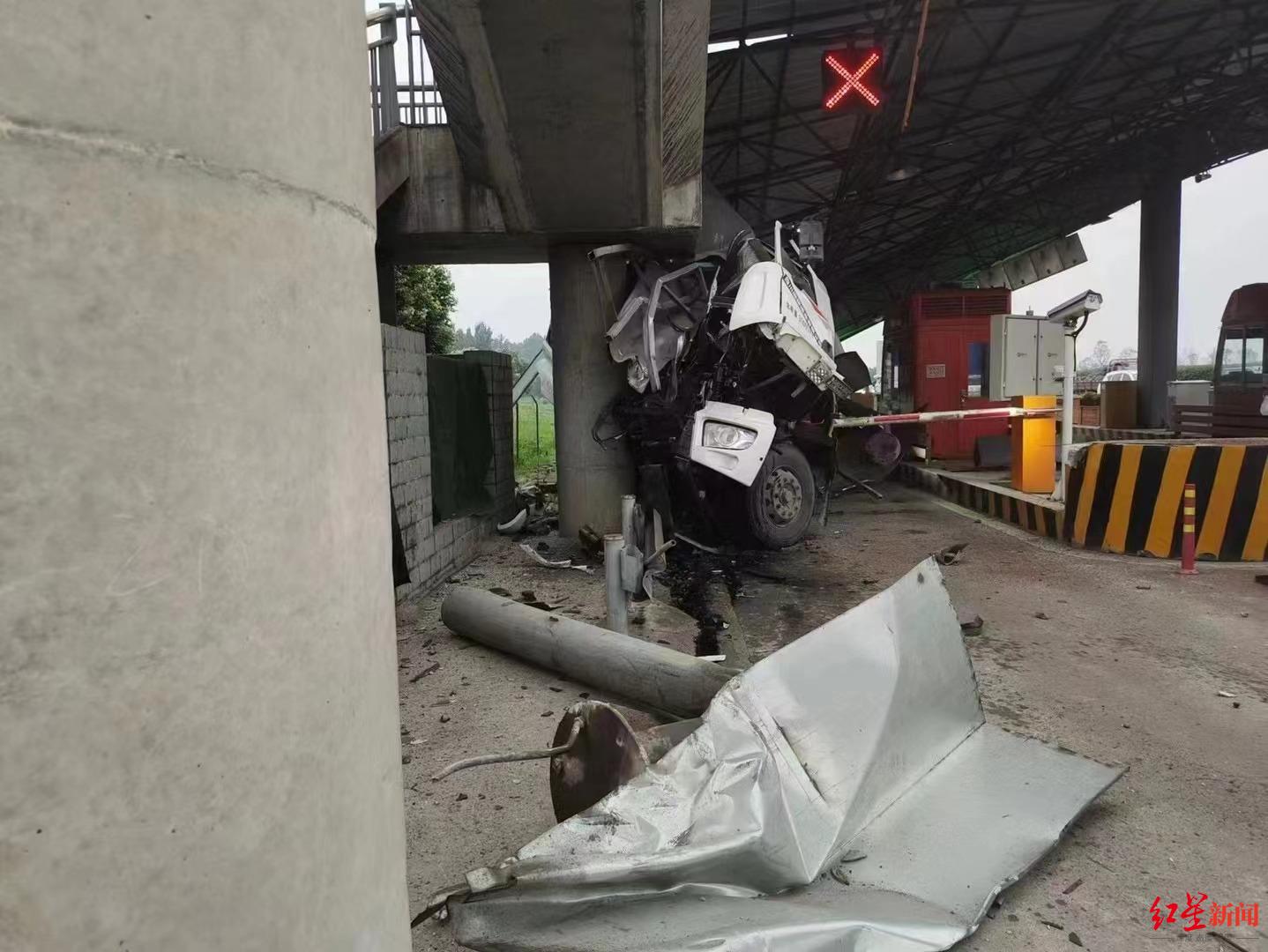 罐车撞上岛体承重柱，成都绕城高速机场收费站D出口顶棚垮塌 该路段目前拥堵较长休闲区蓝鸢梦想 - Www.slyday.coM