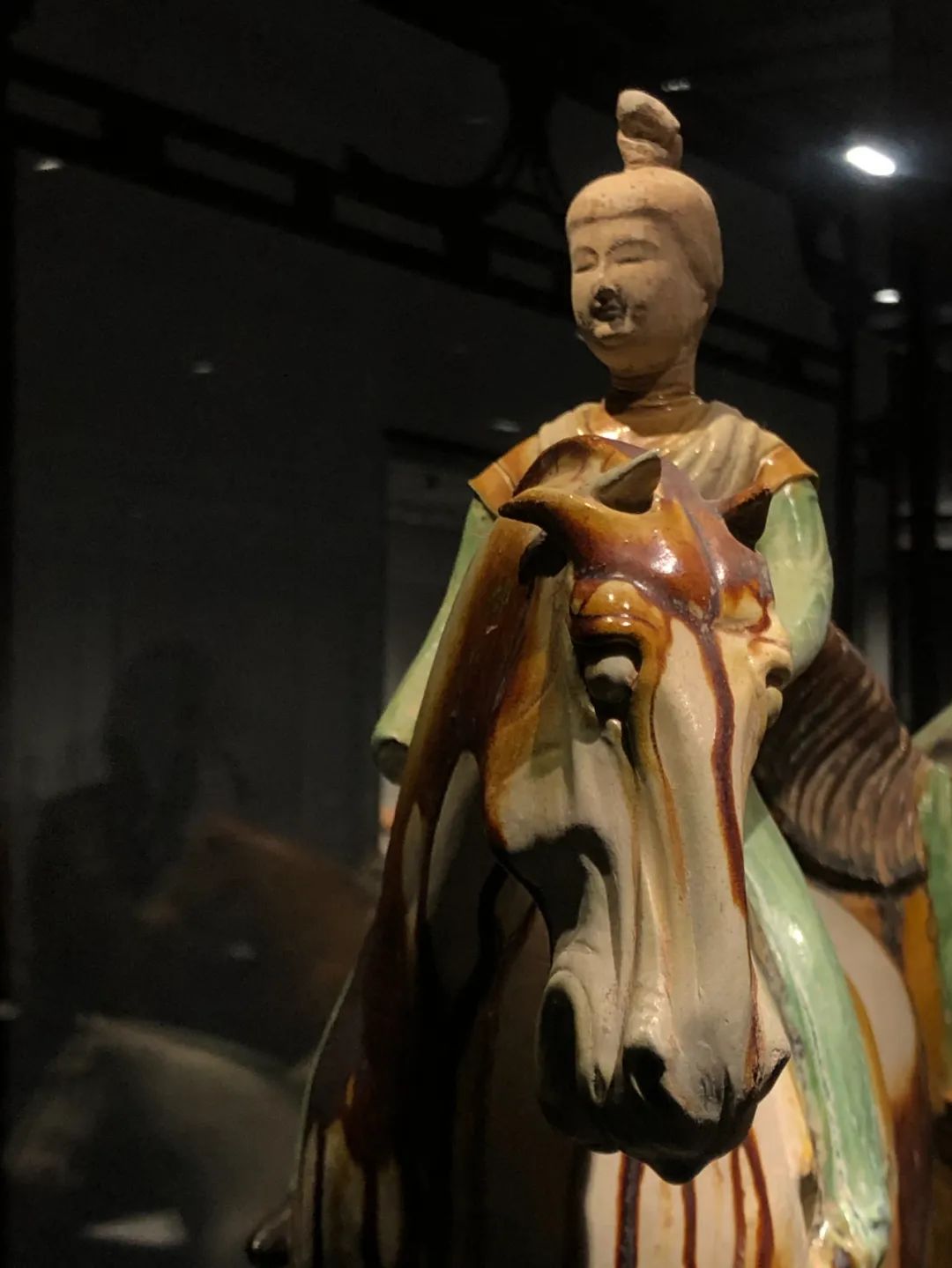 三彩骑马男俑展览现场展出诗人白居易相关珍品,唐三彩,胡人器物以及