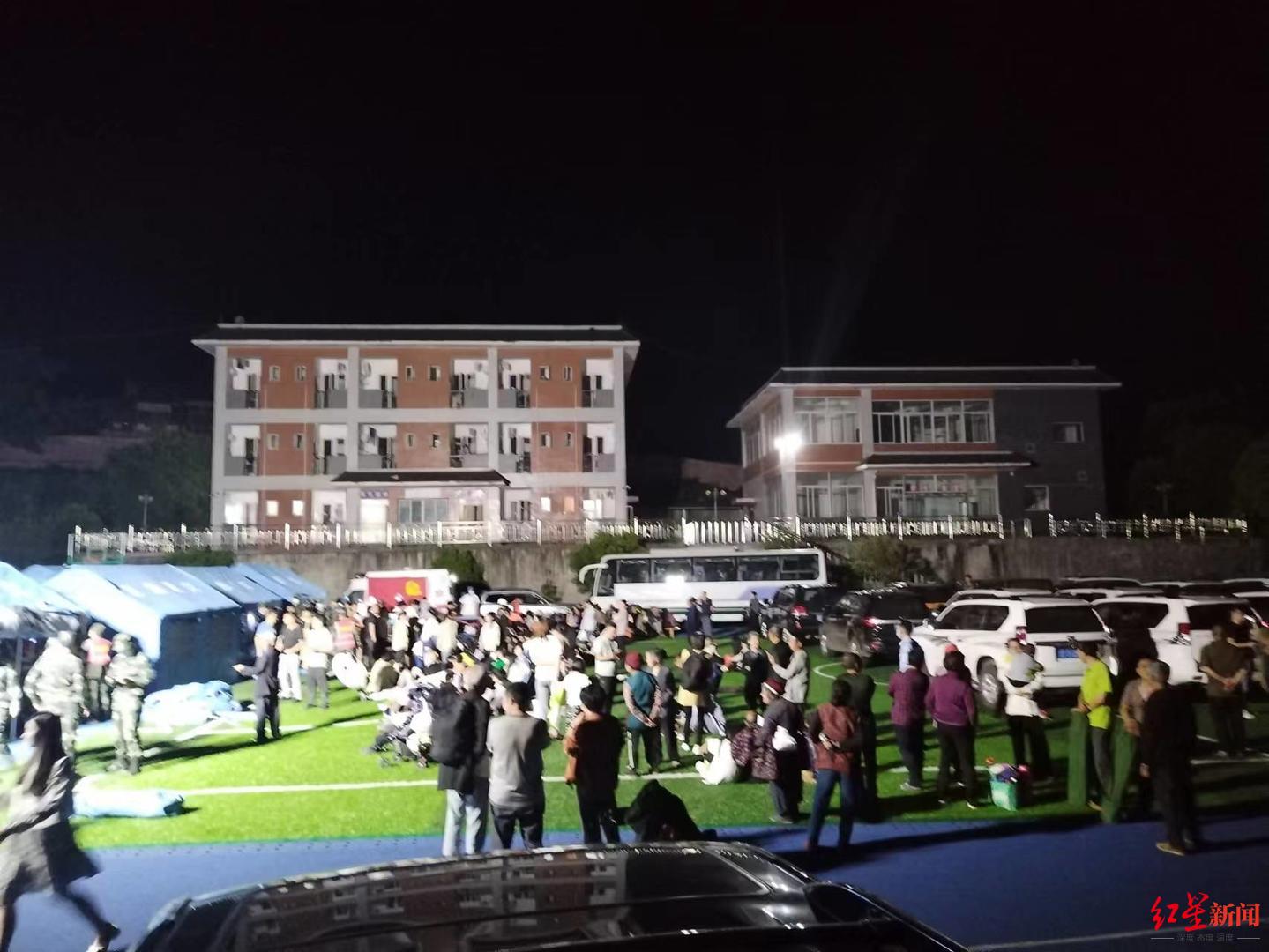 独家航拍雅安芦山地震震中太平镇：已恢复供电 临时安置点有群众入住，救援正有序展开休闲区蓝鸢梦想 - Www.slyday.coM