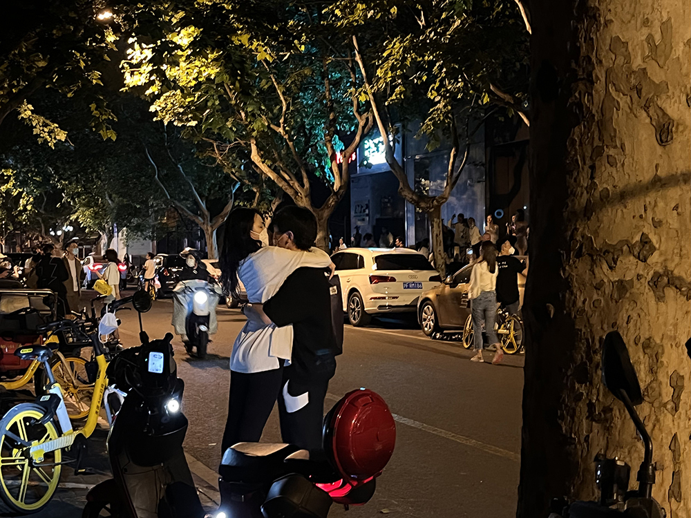 6月1日0点左右,上海襄阳北路,一对男女拥吻在一起。澎湃新闻记者 邹佳雯 图