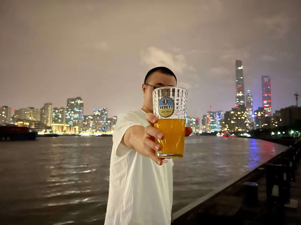 6月1时零时许,浦东滨江公园附近,“有光”和朋友相聚。受访者 供图