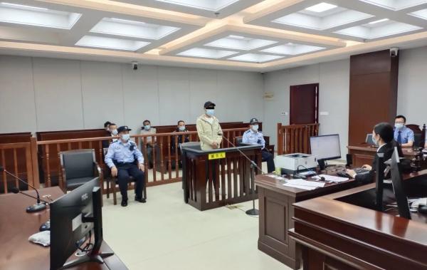 乱扔木条致摩托车侧翻驾驶员死亡，一货车司机因危害公共安全获刑休闲区蓝鸢梦想 - Www.slyday.coM