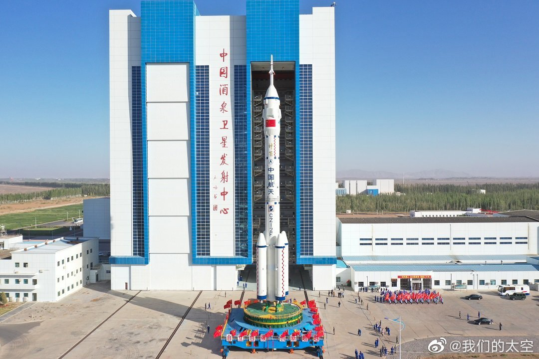 神舟十四号载人飞船已转运至酒泉卫星发射中心的发射区&nbsp;图源