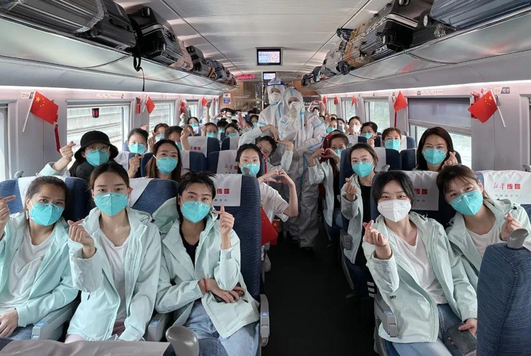 ▲陕西省援沪医疗队乘高铁回到西安北站。