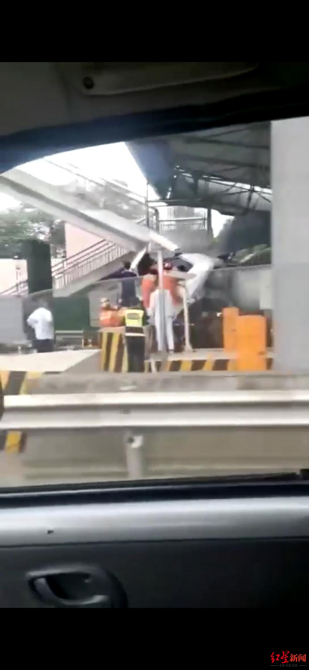 罐车撞上岛体承重柱，成都绕城高速机场收费站D出口顶棚垮塌 该路段目前拥堵较长休闲区蓝鸢梦想 - Www.slyday.coM