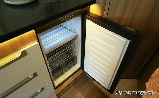 橱柜旁边是76l英得尔车载冰箱,支持冷藏和冷冻温度调节.