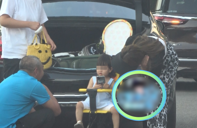 释小龙已结婚生女？狗仔疑曝光释小龙老婆带娃出行，女儿正脸首曝光休闲区蓝鸢梦想 - Www.slyday.coM
