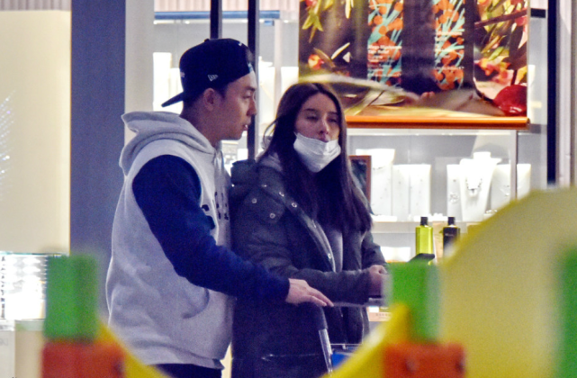 释小龙已结婚生女？狗仔疑曝光释小龙老婆带娃出行，女儿正脸首曝光休闲区蓝鸢梦想 - Www.slyday.coM