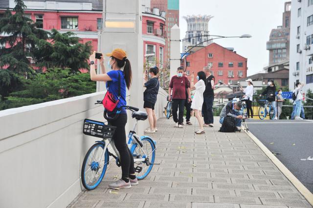 上海“法师桥”成为市民迎接复苏打卡点，上海回来了休闲区蓝鸢梦想 - Www.slyday.coM