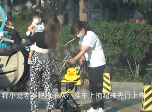 释小龙已结婚生女？狗仔疑曝光释小龙老婆带娃出行，女儿正脸首曝光休闲区蓝鸢梦想 - Www.slyday.coM