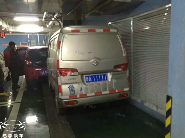 首先上场的是鲁a00000,目前这个牌照在丰田兰德酷路泽上,感觉还