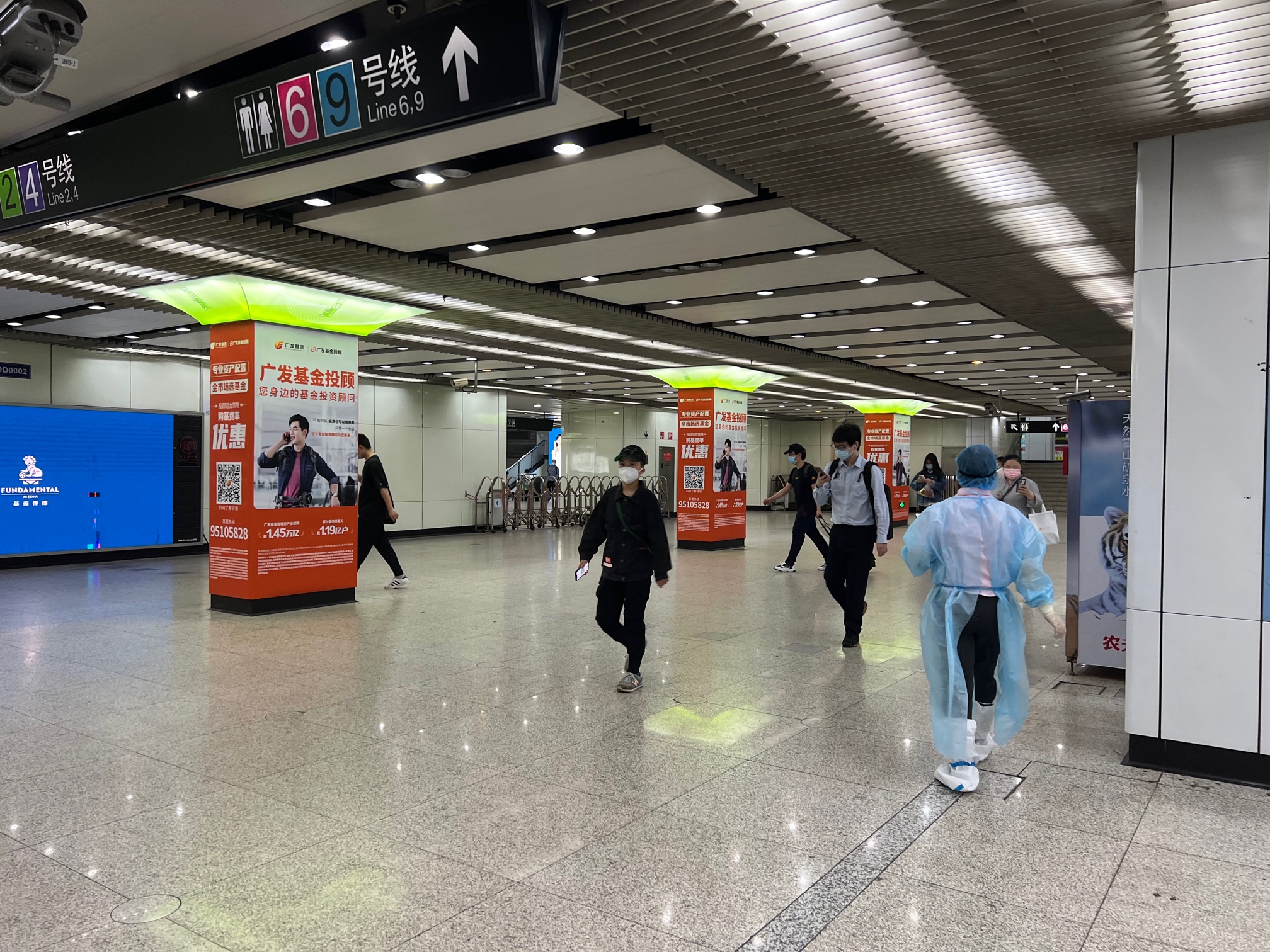 上海疫情最新消息早安上海直击客流最大地铁站换乘站厅有些空车厢未满