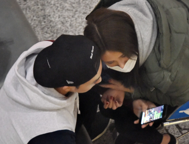 释小龙已结婚生女？狗仔疑曝光释小龙老婆带娃出行，女儿正脸首曝光休闲区蓝鸢梦想 - Www.slyday.coM