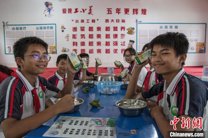 在江西省新余市仙女湖区观巢小学的“小荷食堂”，学生们正开心地享受着学校统一安排的营养早餐。　郭锋杰 摄