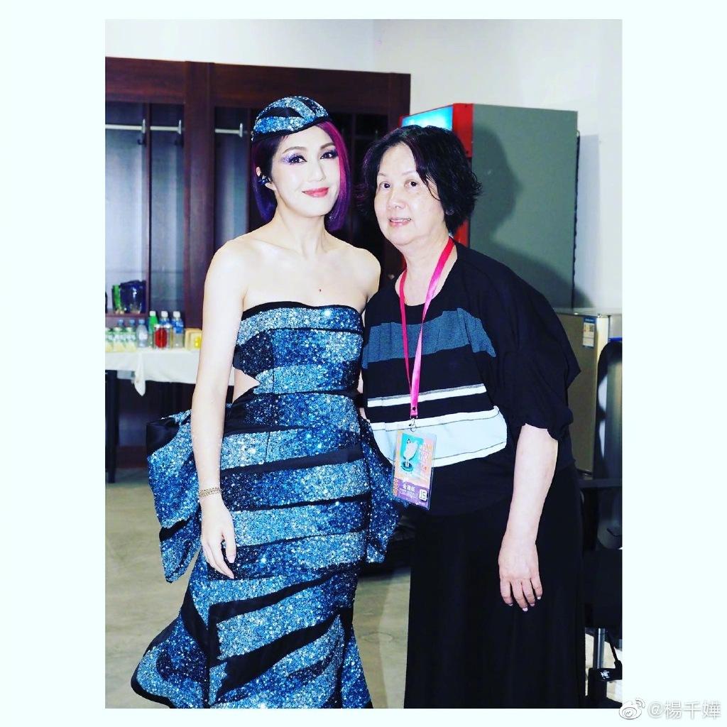 杨千嬅在社交平台上分享妈妈陪伴开演唱会的幕后。