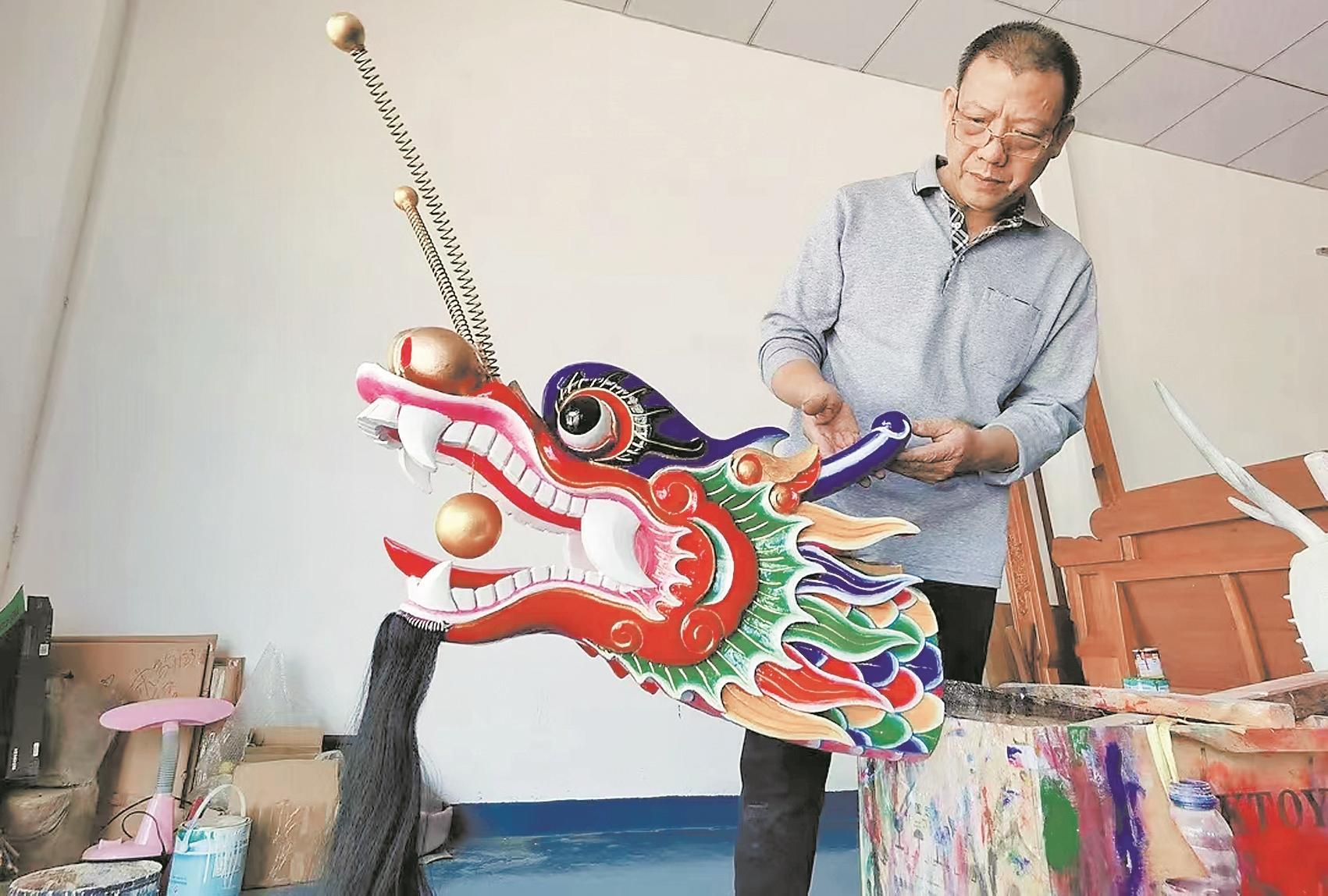 【网络中国节·端午】龙船头背后的匠心传承——他们将广州民俗文化 一刀一刀刻进龙头里休闲区蓝鸢梦想 - Www.slyday.coM