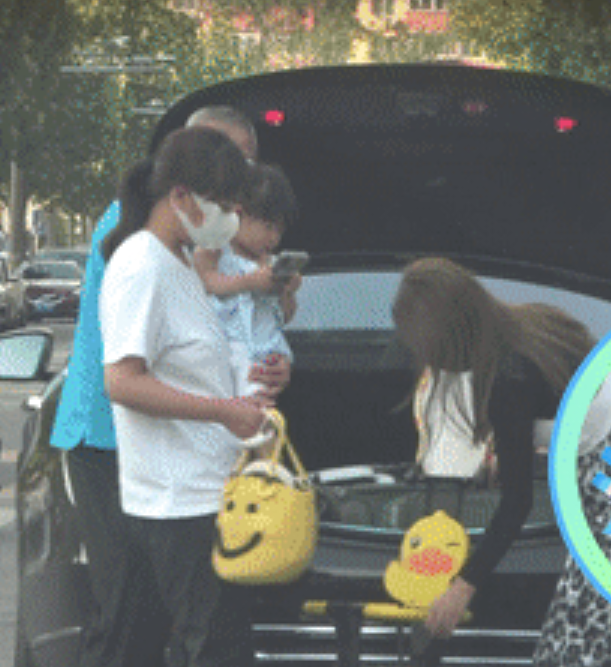 释小龙已结婚生女？狗仔疑曝光释小龙老婆带娃出行，女儿正脸首曝光休闲区蓝鸢梦想 - Www.slyday.coM