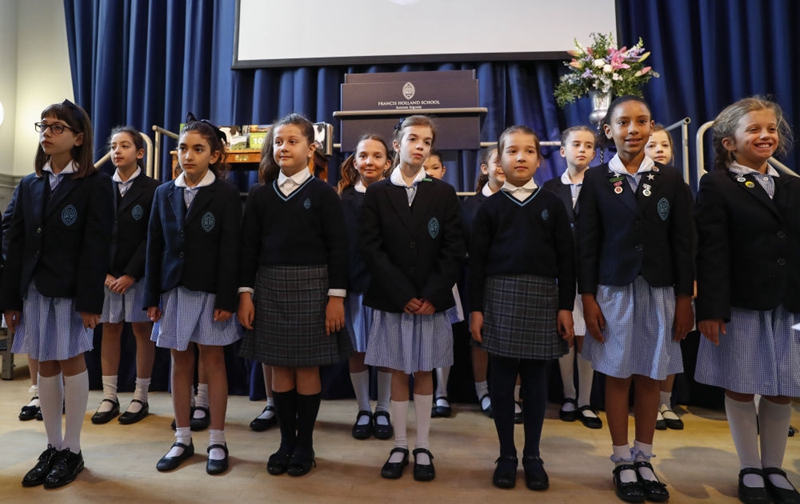 　　↑2022年4月21日，英国弗朗西斯·霍兰德学校小学生演唱环保主题的歌曲。