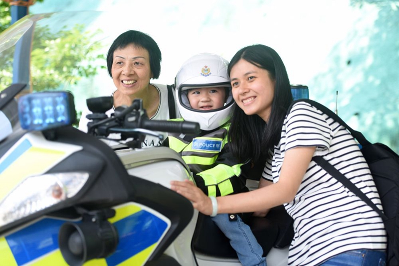↑2018年4月21日，在“少年警讯”开放日活动上，家长和小朋友体验骑警的风采。“少年警讯”成立于1974年，是香港警方下属组织，是对香港青少年进行法治教育和爱国主义教育的重要平台。