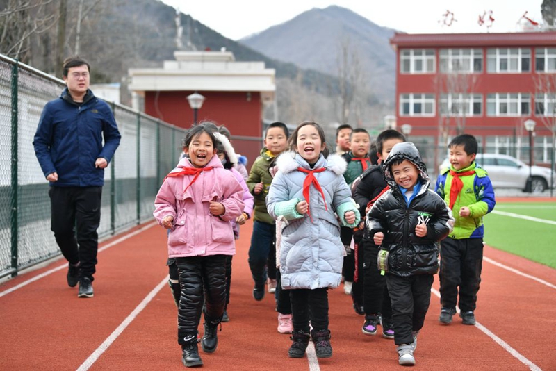 　　↑2020年12月29日，陕西省铜川市耀州区照金镇北梁红军小学学生在操场跑步。