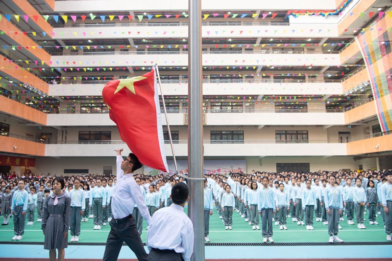 ↑2019年11月25日，澳门濠江中学附属英才学校举行全校星期一升国旗仪式。