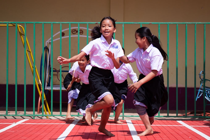 ↑2022年5月10日，孩子们在老挝中老友好农冰村小学开展体育活动。