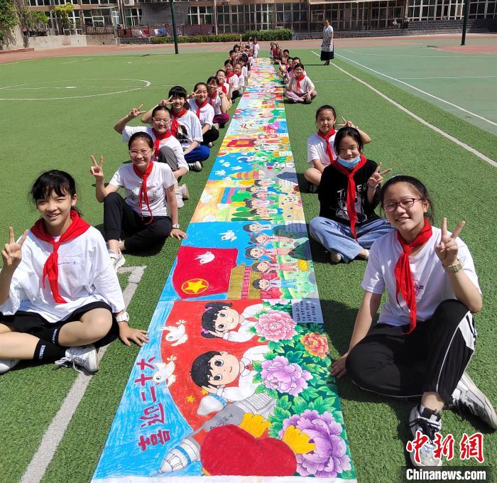 河北高阳:200余名小学生共绘百米画卷颂祖国