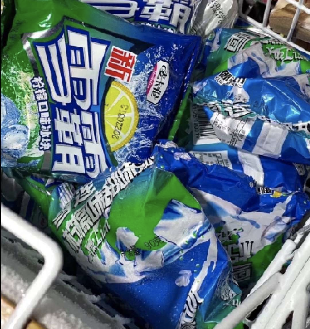 雪碧冰真的时候小时候夏天雪糕柜里的最爱啊有时候冰块太大能塞满嘴
