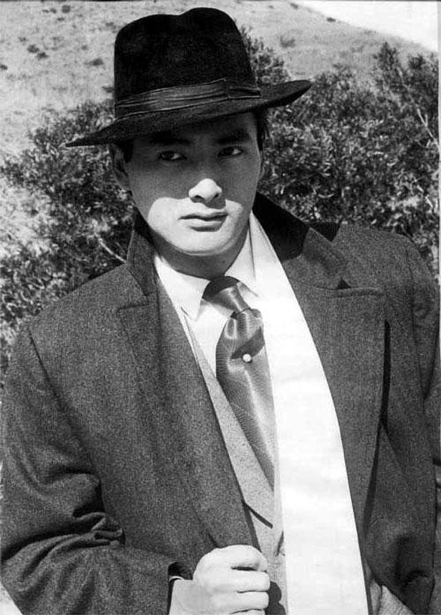 同样演许文强把周润发和黄晓明黎明等放一起看差距出来了