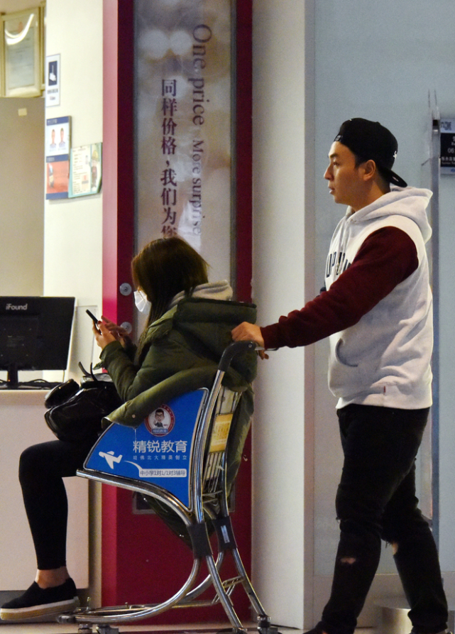 释小龙已结婚生女？狗仔疑曝光释小龙老婆带娃出行，女儿正脸首曝光休闲区蓝鸢梦想 - Www.slyday.coM