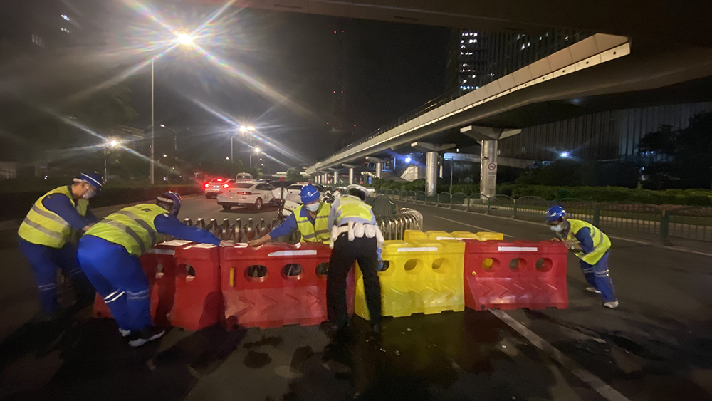 6月1日零点左右，上海延安东路隧道浦东入口处，民警与施工人员撤除封控设施。澎湃新闻记者 巩汉语 图