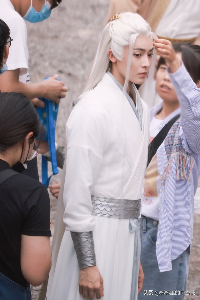 10位男神新古装造型：肖战《玉骨遥》仙气、龚俊《安乐传》霸气！休闲区蓝鸢梦想 - Www.slyday.coM