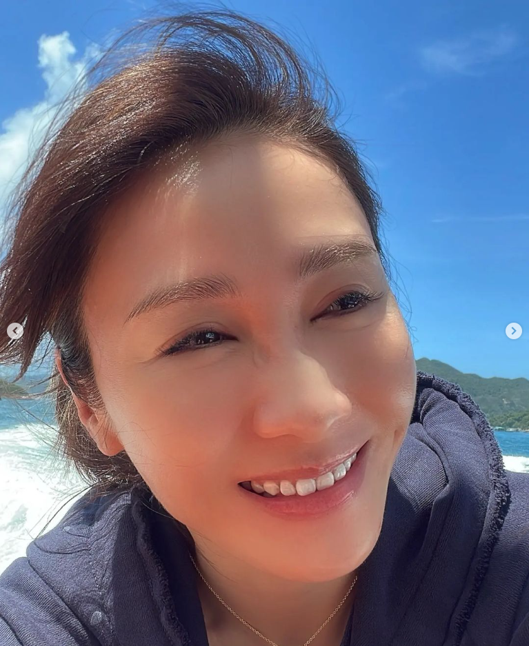 玉女黎姿无惧素颜50岁真面目近距离曝光肌肤白皙状态好