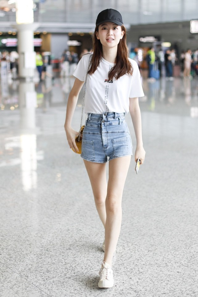 乔欣这短裤挺有特点乍一看像反着穿裤兜在前设计好别致