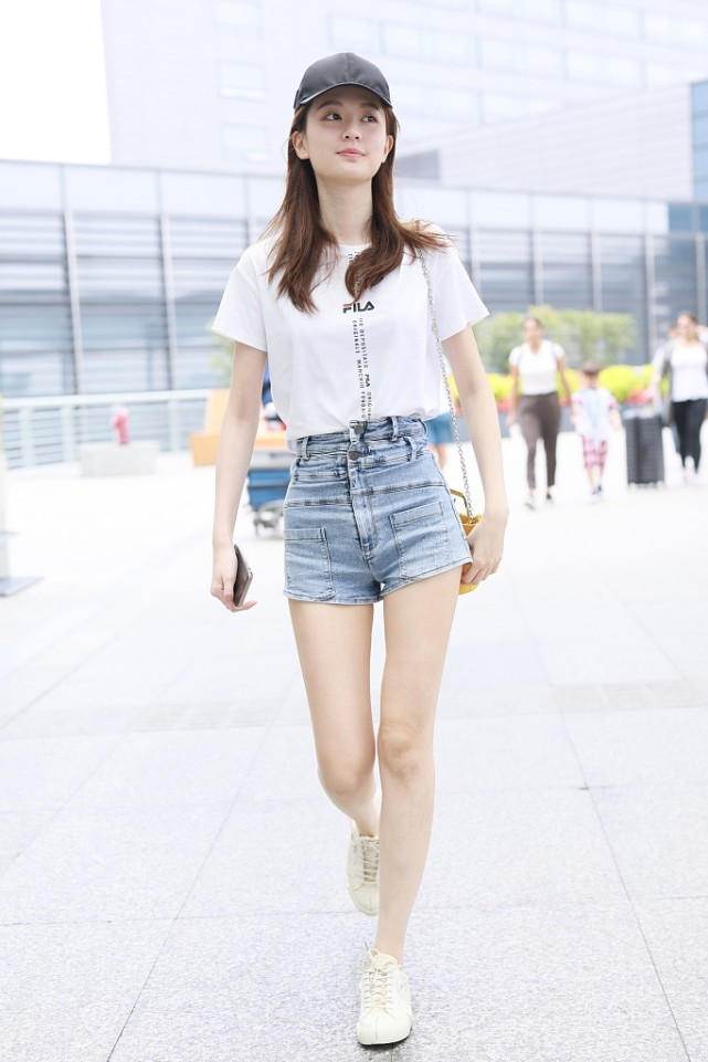 乔欣这短裤挺有特点乍一看像反着穿裤兜在前设计好别致