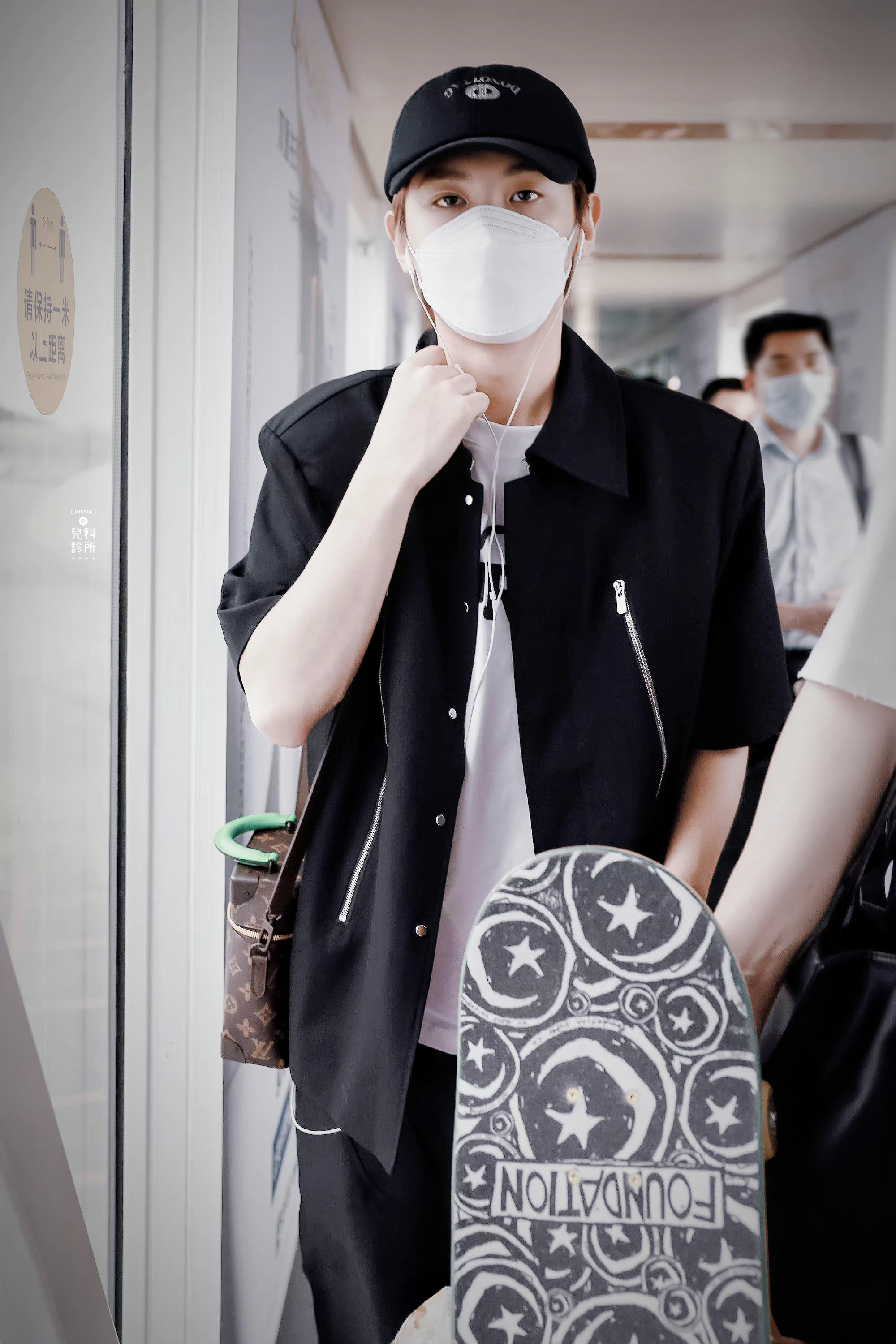 黄明昊今日机场饭拍黑色衬衫白t