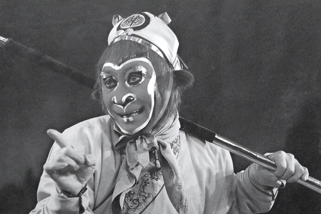 但当时,六龄童已经年逾五十,已经不适合演孙悟空了,说不得他那里有